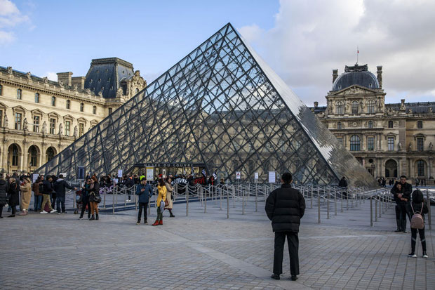 Корона ЗАТВОРИЛА Лувр